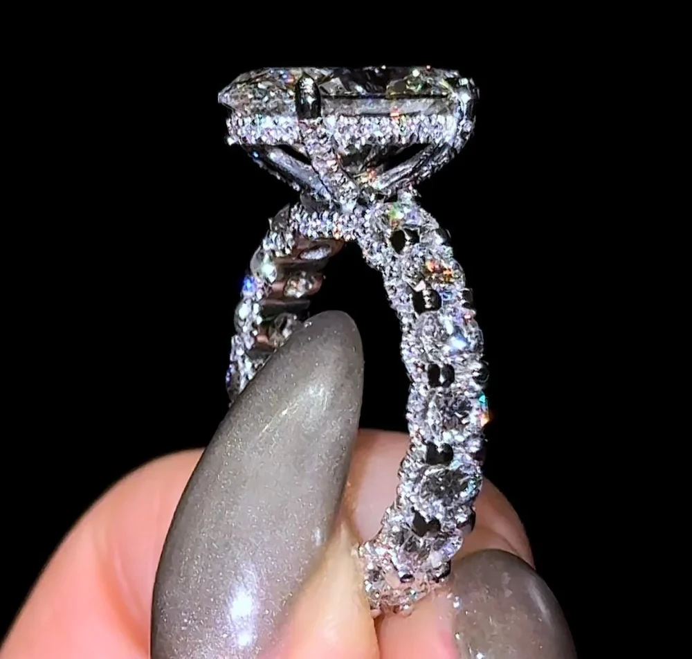 Crown oval kəsimli laboratoriyada yetişdirilən almaz, ikinci görünüş